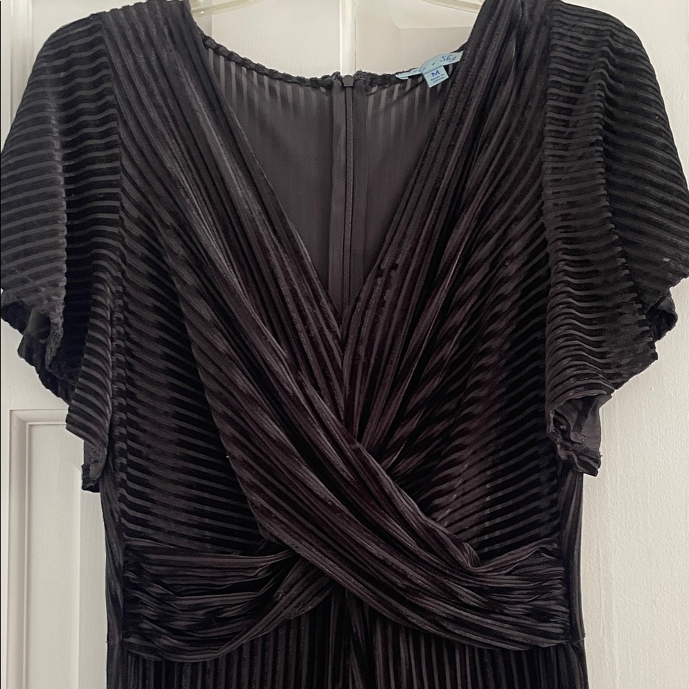 Elegant Black Pleated Jumper Midi Length